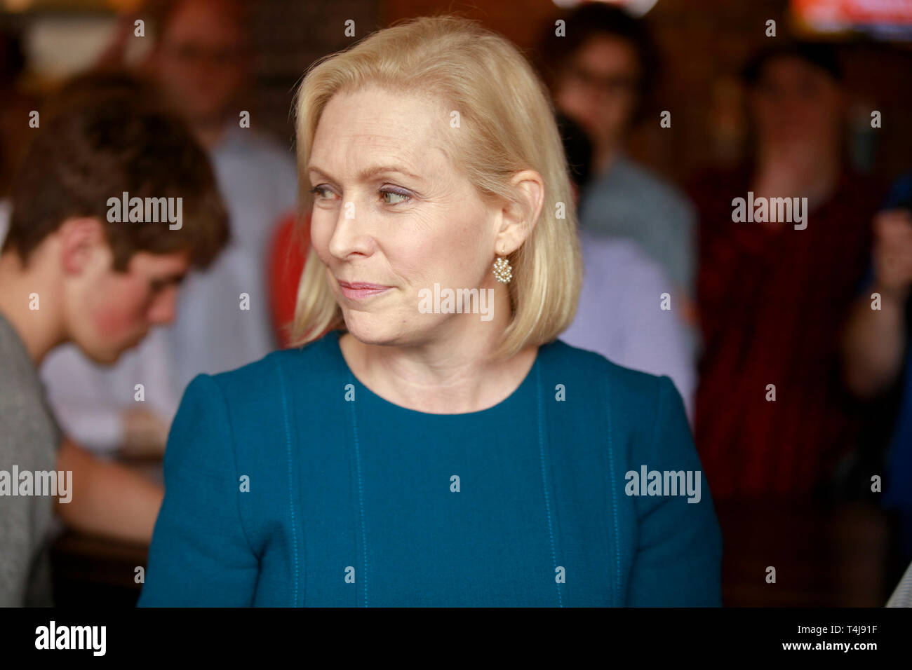 Le sénateur démocrate de New York, Kirsten Gillibrand campagnes pour Président des États-Unis à l'Université Drake-démocrates à Papa's Pizzeria Keno. Plus d'une douzaine de candidats du parti démocratique font campagne dans l'état de l'Iowa pour gagner l'Iowa Caucus démocratique Le 3 février 2020. Le caucus de l'Iowa fait partie d'une série d'élections primaires aux États-Unis qui aidera le parti démocratique de décider le candidat qui sera l'adversaire du Président des Etats-Unis, et leader de facto du parti républicain, Donald J. Trump. Les États-Unis ont deux partis politiques dominants que comp Banque D'Images