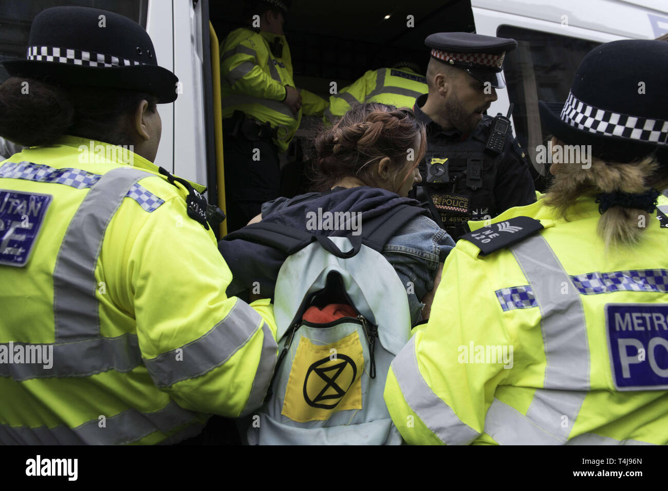 London, Greater London, UK. 17 avr, 2019. Activiste féminine est considérée d'être arrêté par des officiers de police après avoir refusé à la tête jusqu'à Marble Arch au cours de la rébellion de l'extinction en grève à Londres. Les militants de l'Extinction du mouvement de rébellion tenir pour la troisième journée consécutive d'Oxford Circus à Londres. Des militants a été parqué un bateau rose au milieu d'Oxford Circus junction bloquant la rue et entraînant une perturbation, la police a été l'arrestation de manifestants qui refusent de la tête à Marble Arch. Exigences de la rébellion extinction gouvernement actions directes sur le climat, r Banque D'Images