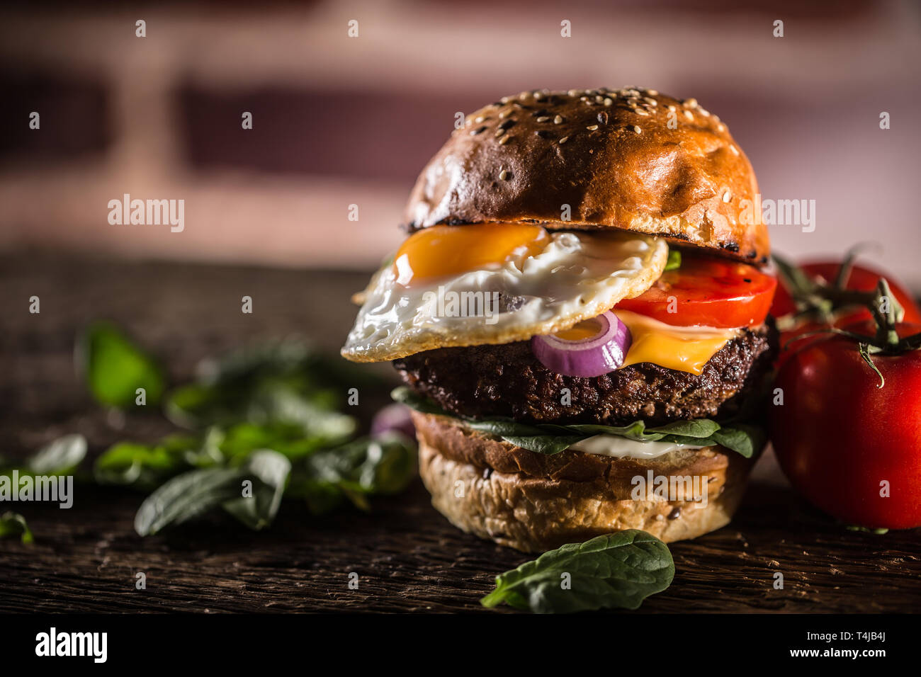 Burger de boeuf savoureux avec les feuilles d'épinards oignon Salade de tomate et de fromage Banque D'Images