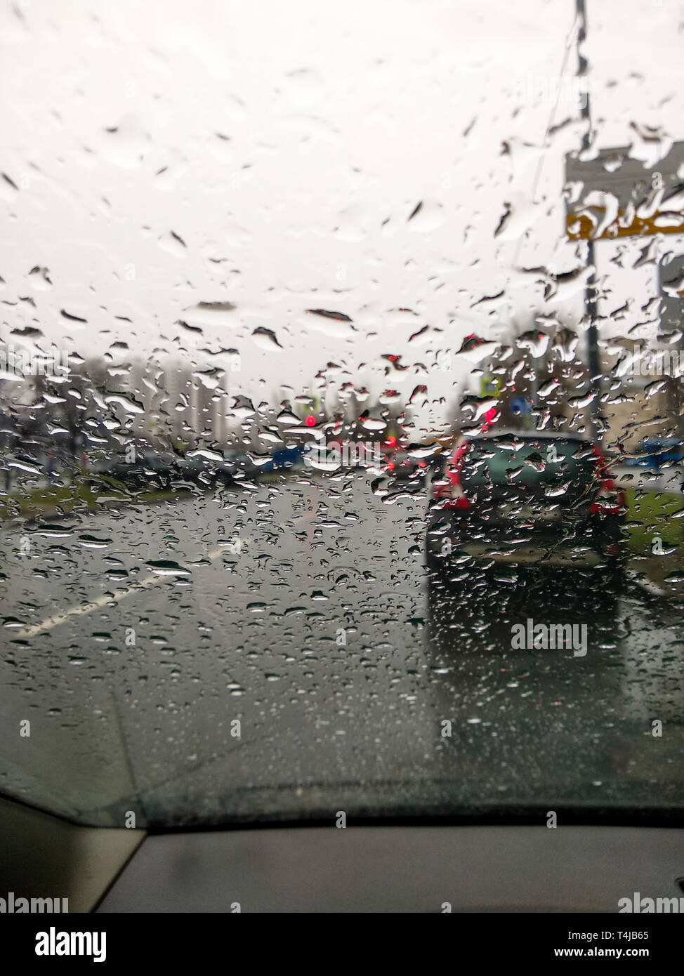 Fond Arrêt De La Route Pluvieuse En Passant Par Les Feux De Circulation  Avec Des Gouttes De Pluie Sur Le Pare Brise Photo Et Image en  Téléchargement Gratuit - Pngtree