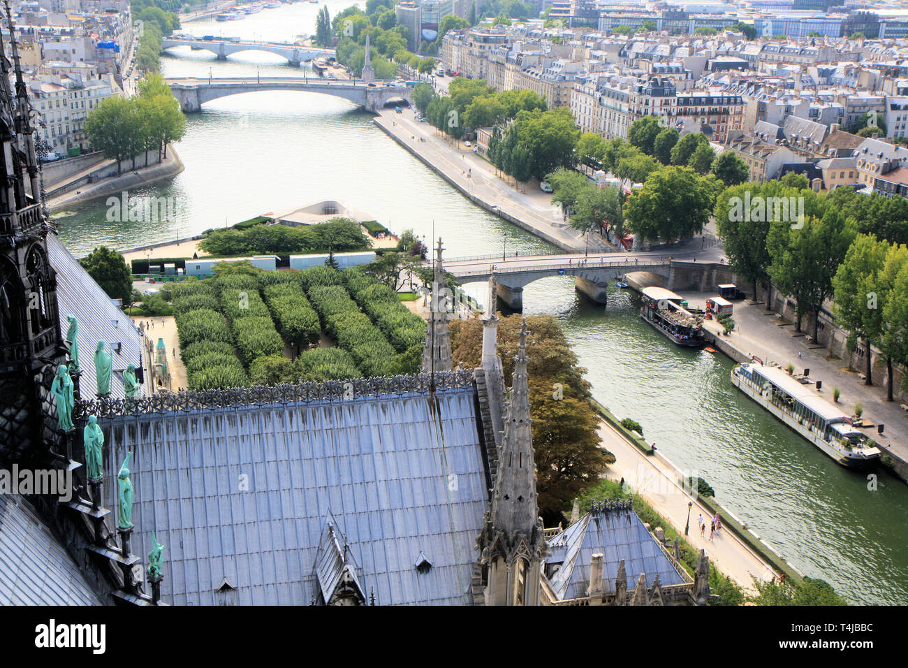 Détails de toiture et des statues à la base de la flèche de Notre Dame de Paris, France Banque D'Images