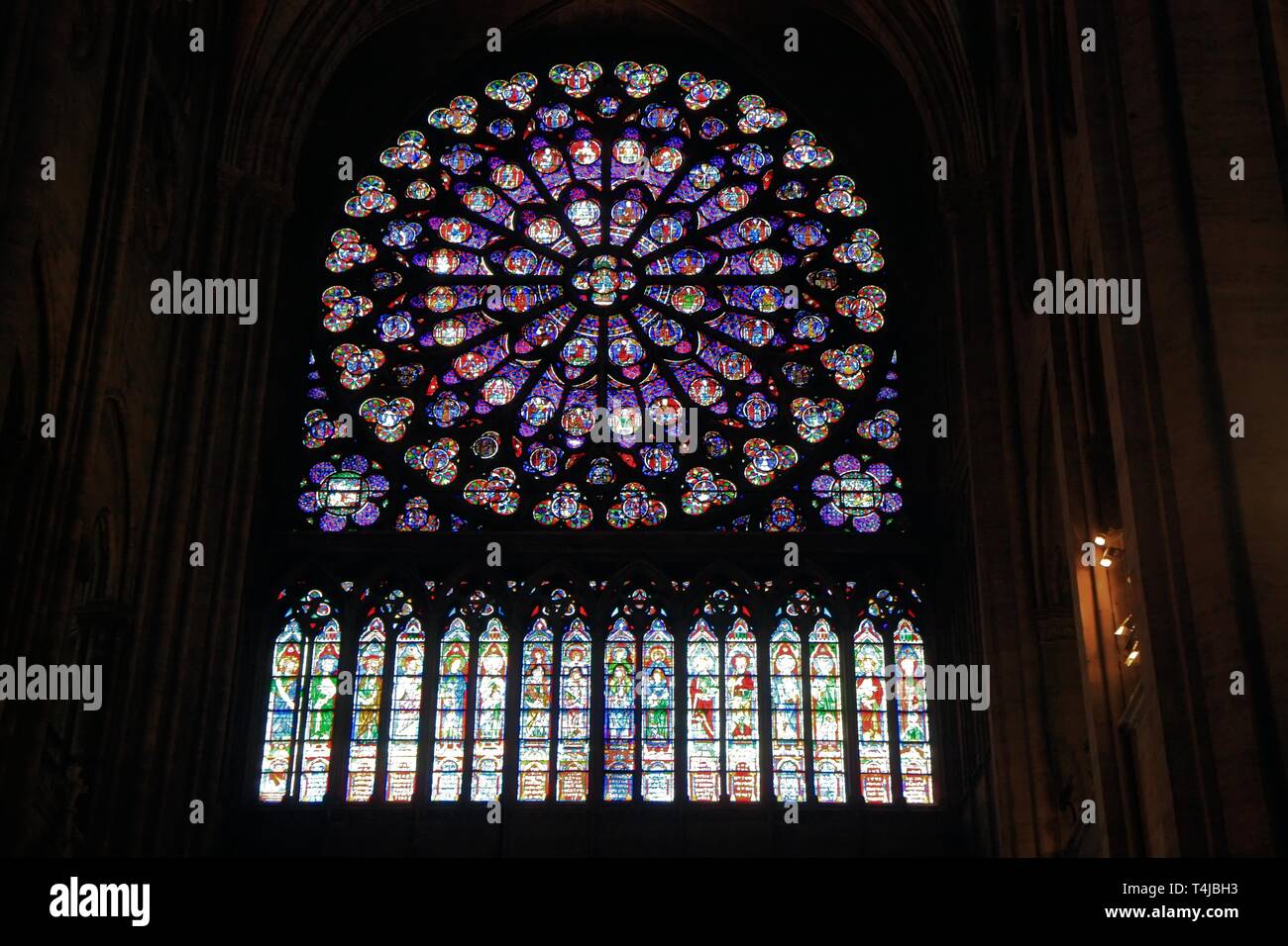 Rose nord comme la baisse de 18 fenêtres verticales de Notre Dame de Paris, France Banque D'Images