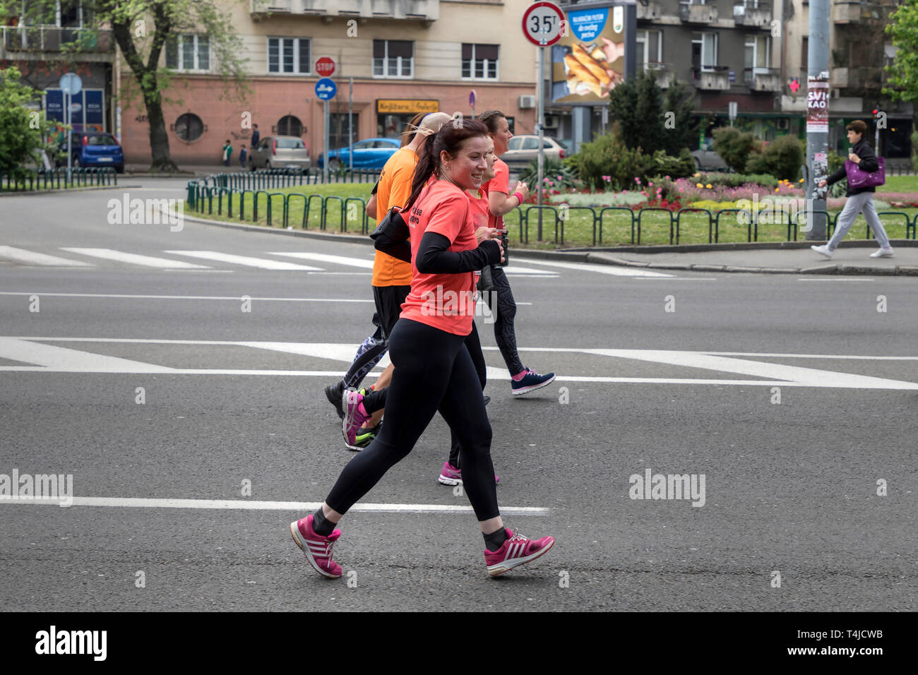 La Serbie, le 14 avril 2019 : Groupe du 32e Marathon de Belgrade participants fonctionnant en bas la rue Karadjordjeva à Zemun Banque D'Images