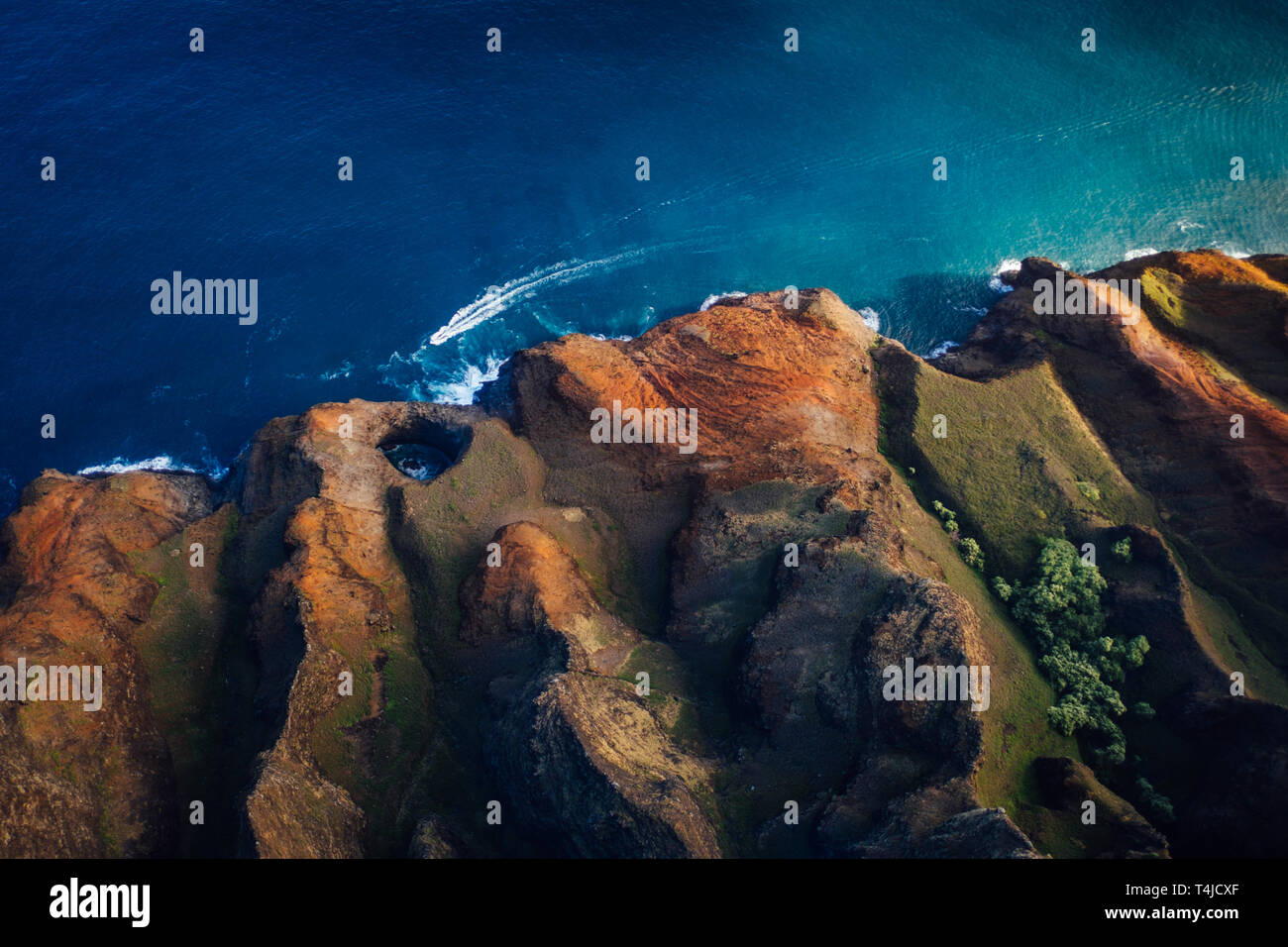 Beau paysage de la nature dans l'île de Kauai Hawaii. Voir l'Hélicoptère avion,de,top. La forêt. Les montagnes. L'océan. Afficher . Drone Banque D'Images