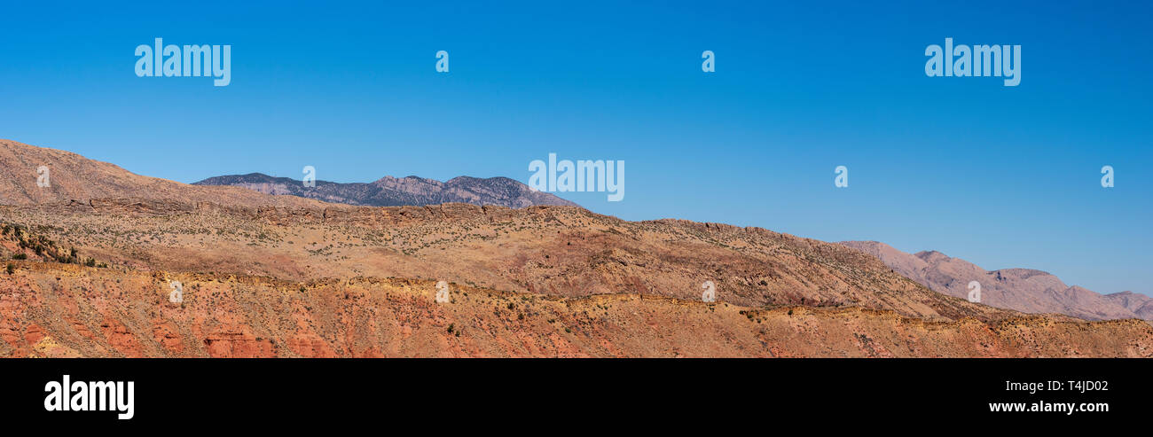 Panorama de l'orange et jaune coloré montagne rocheuses dénudées sous un ciel bleu. Des montagnes du désert. Banque D'Images