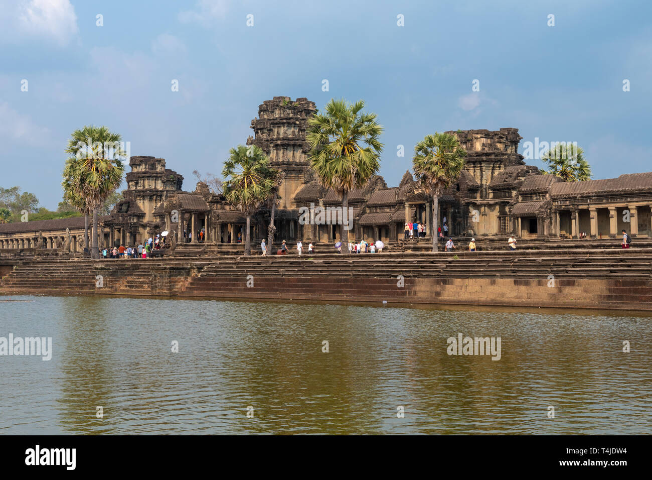 Temple d'Angkor Wat à Siem Reap, Cambodge. Les visiteurs et les touristes à ce site du patrimoine mondial de l'sont clairement visibles Banque D'Images