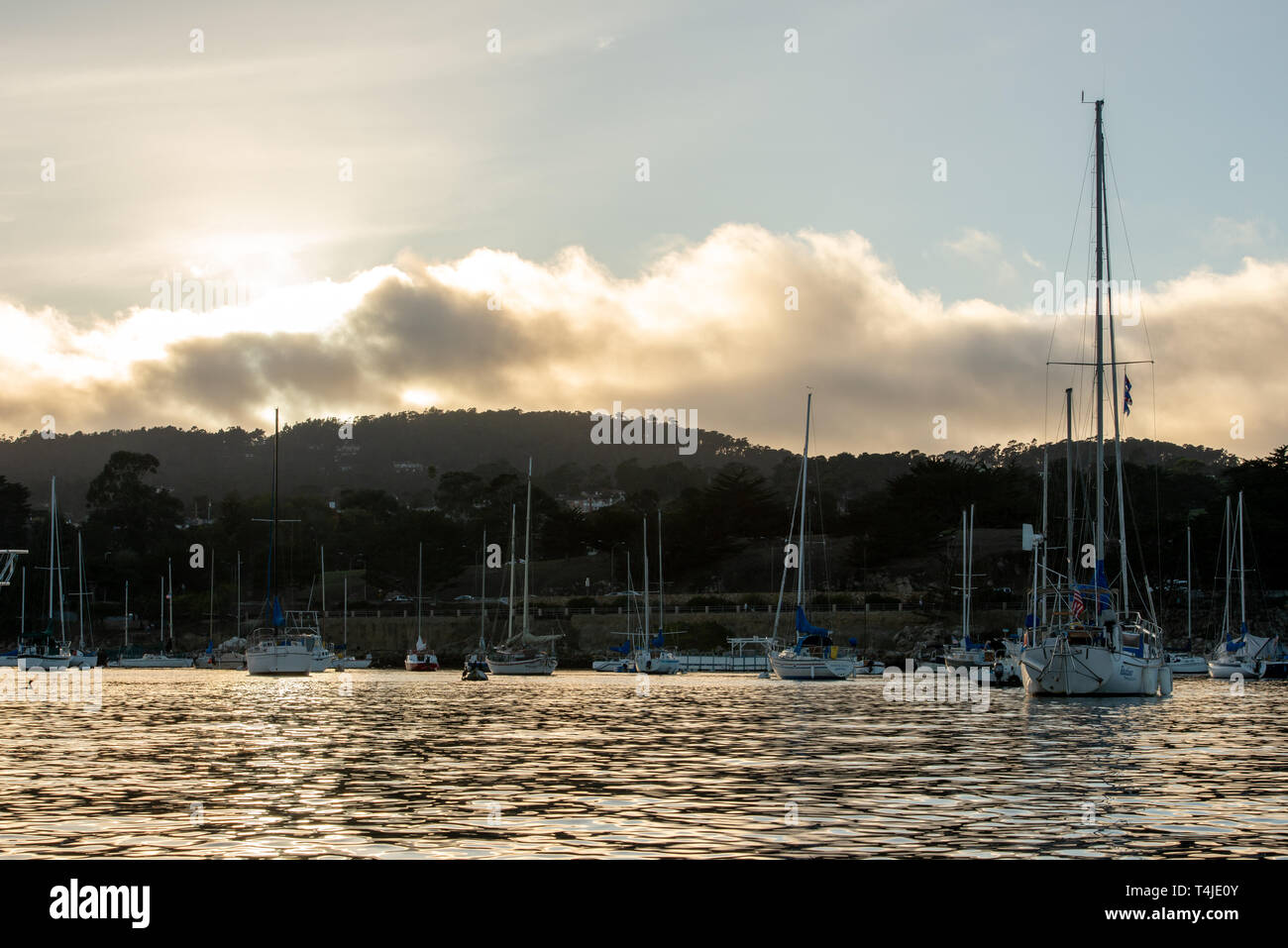 Monterey, Californie / USA-06-11-2014 : Editorial, Coucher de Monterey CA montrant voiliers du port avec la couche marine formant dans l'arrière-plan. Banque D'Images
