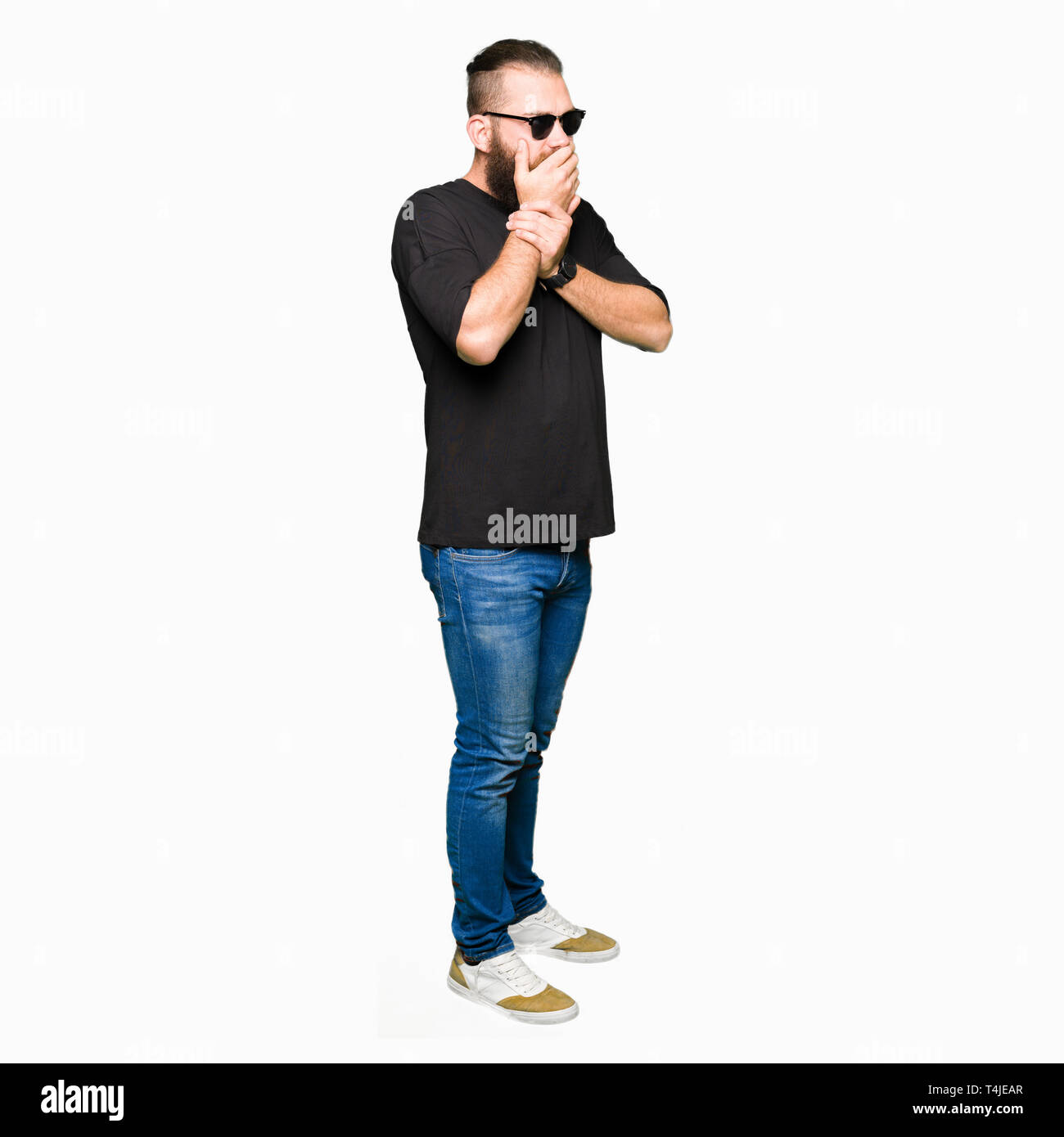 Jeune homme portant des lunettes de hipster à souligné et nerveux avec les mains sur la bouche de mordre les ongles. Problème d'anxiété. Banque D'Images