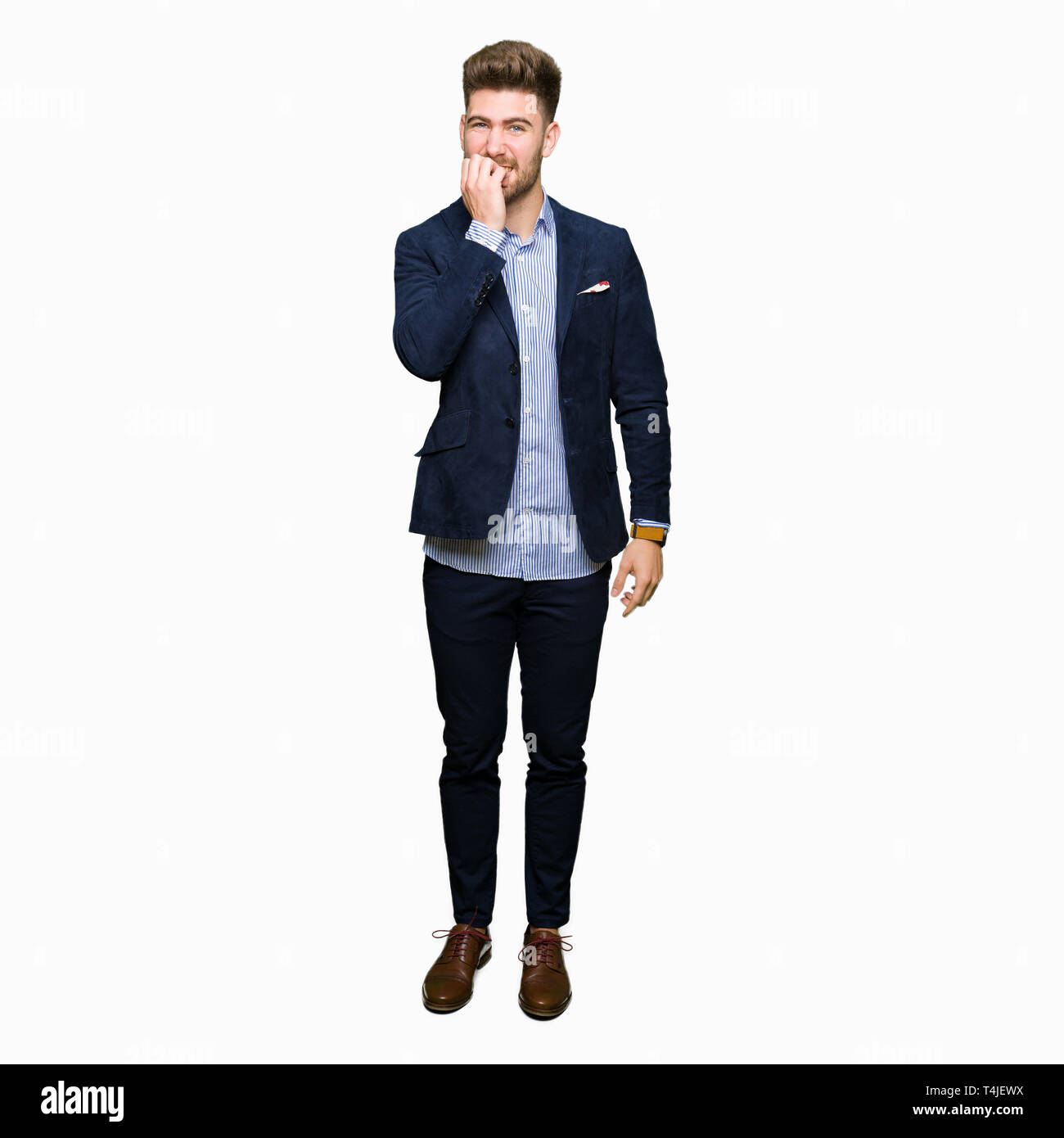 Beau jeune homme d'affaires à la recherche a souligné et nerveux avec les mains sur la bouche de mordre les ongles. Problème d'anxiété. Banque D'Images