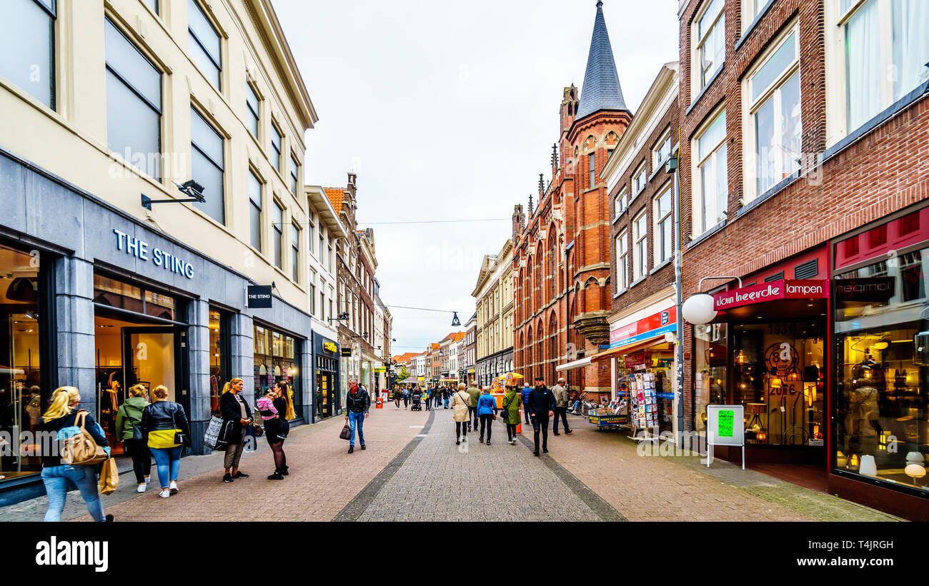 La très commerçante rue nommée Diezerstraat dans le centre de la célèbre et historique ville hanséatique de Zwolle aux Pays-Bas Banque D'Images