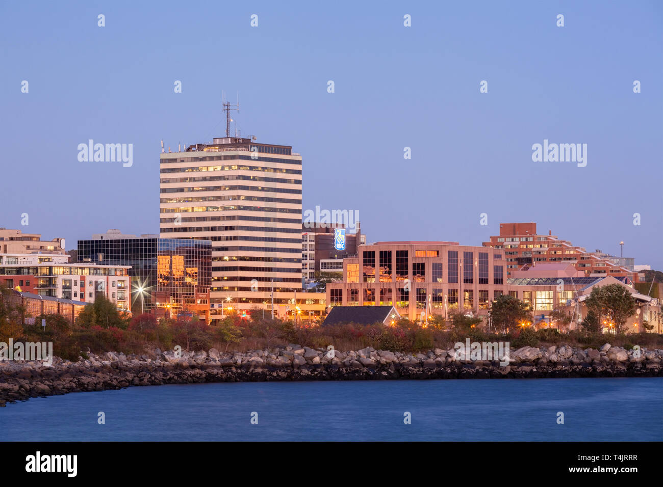 La Dartmouth skyline at Dusk. Dartmouth, municipalité régionale de Halifax, Nouvelle-Écosse, Canada. Banque D'Images