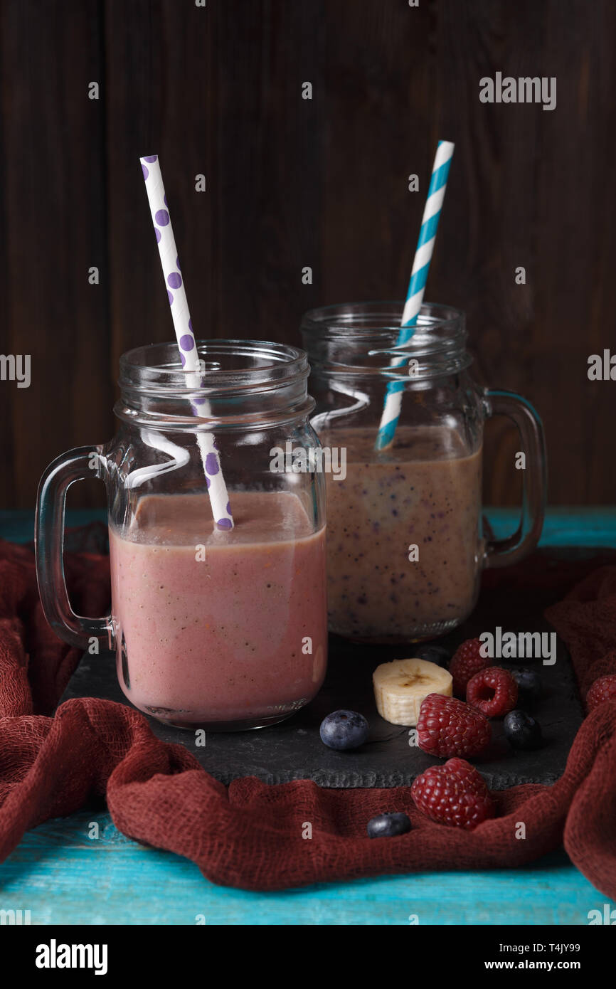 Photo de deux pots avec des smoothies sur tableau Banque D'Images