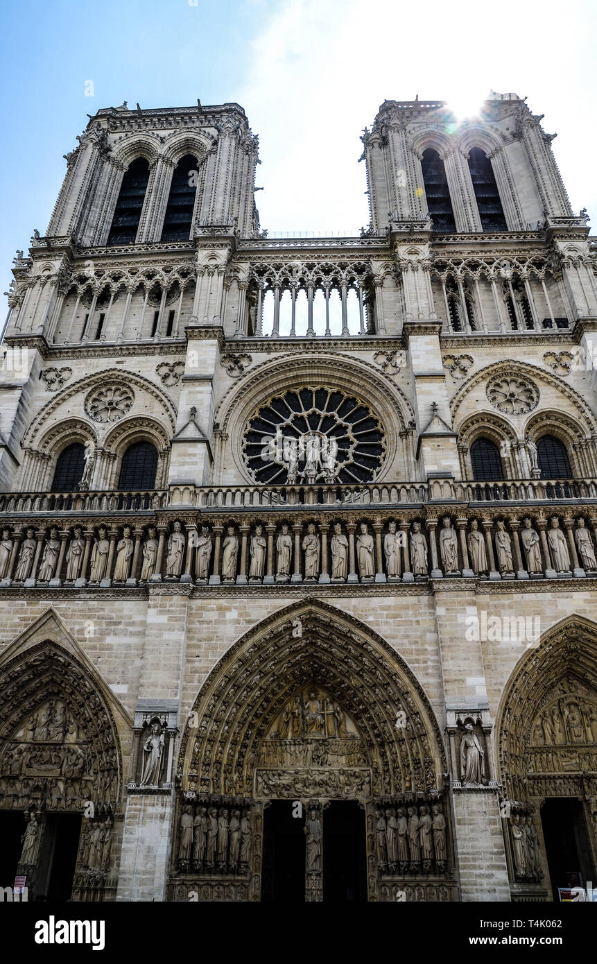 Notre-Dame de Paris, cathédrale catholique médiévale sur l'Île de la Cité dans le 4ème arrondissement de Paris. Tours de façade ouest et rosace Banque D'Images