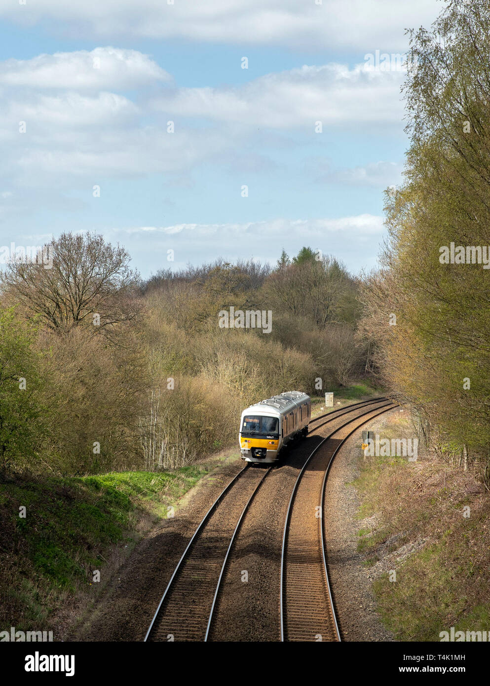 Une vue générale d'une classe 165 Chiltern Railways train passant près de Hughenden, dans le Buckinghamshire. Banque D'Images