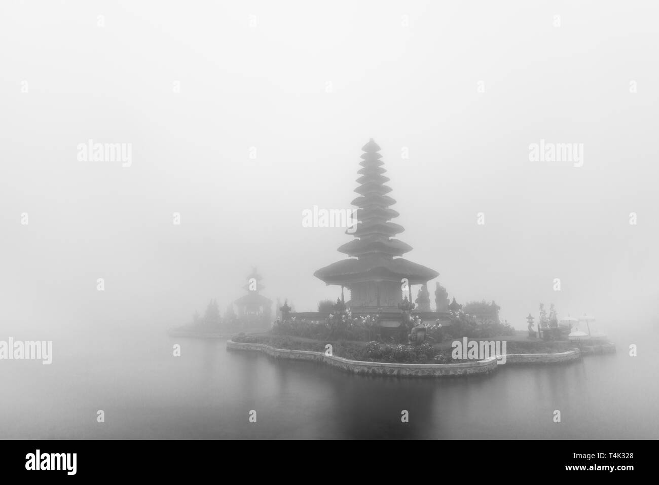 Temps de brouillard à Pura Ulun Danu Beratan temple à Bali, Indonésie. Photo en noir et blanc. Banque D'Images