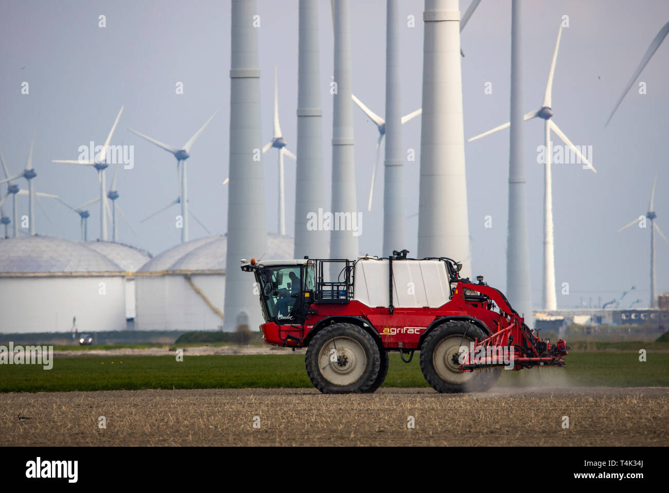 L'épandage de produits phytosanitaires sur les champs, à l'Eemshaven port maritime dans le nord-ouest, ferme éolienne, Westereems les Pays-Bas, Groningen Banque D'Images