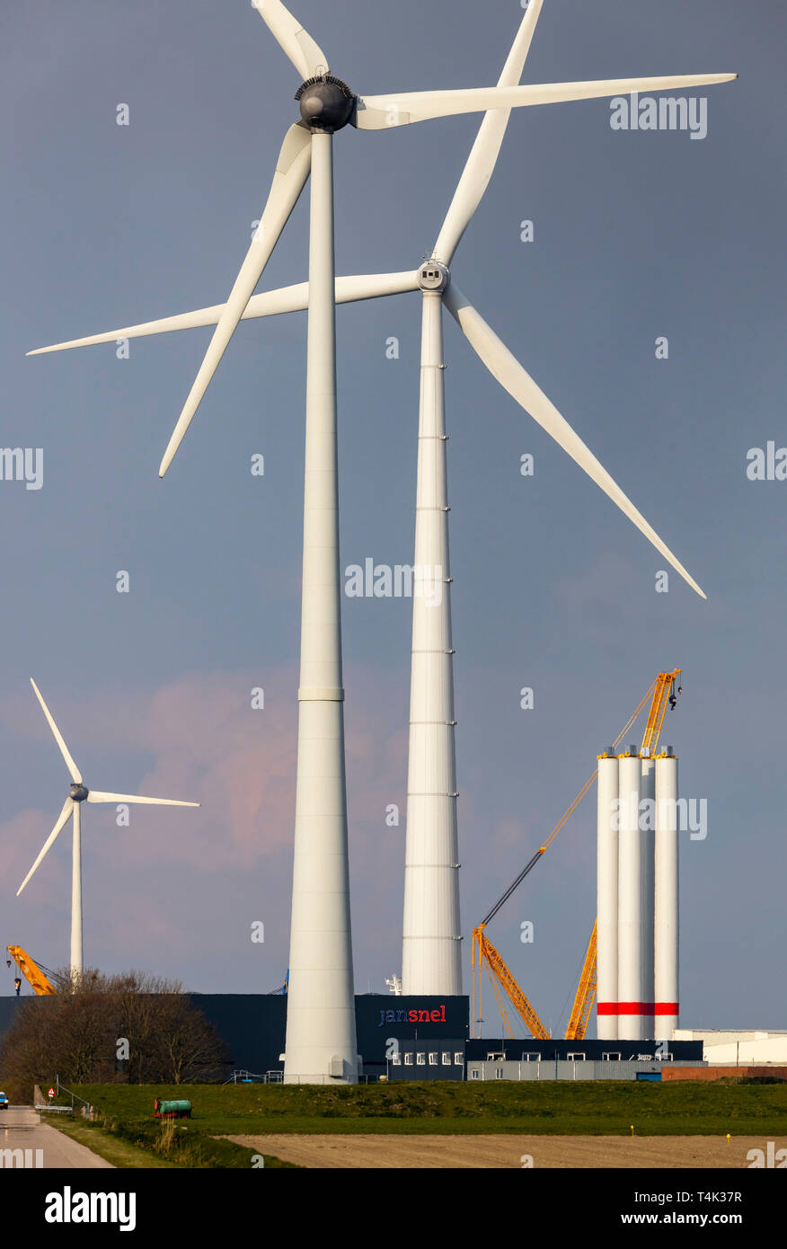 Eemshaven port maritime dans le nord-ouest des Pays-Bas, terminal de bus, centre logistique pour l'éolien offshore en mer du Nord, l'installation d'offshor Banque D'Images