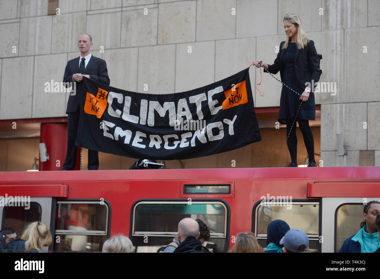 Les activistes du climat d'un ontop Dockland Light Railway à Canary Wharf gare de l'Est de Londres dans le cadre des manifestations du changement climatique dans la capitale. Banque D'Images