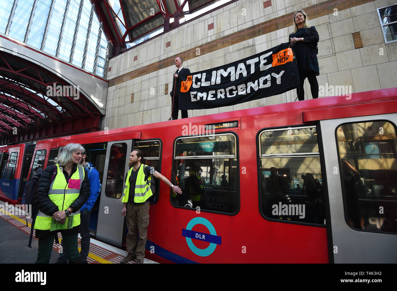Les activistes du climat d'un ontop Dockland Light Railway à Canary Wharf gare de l'Est de Londres dans le cadre des manifestations du changement climatique dans la capitale. Banque D'Images