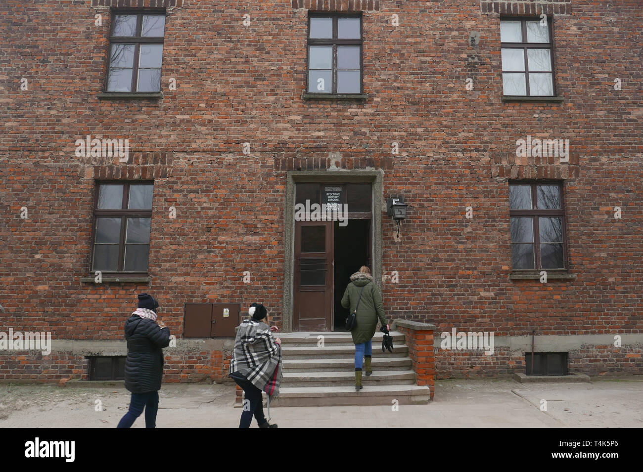 Cracovie, Pologne - 21 janvier 2019 : Les gens en face de l'entrée de l'Auschwitz museum de preuves criminelles bloc 5 Banque D'Images