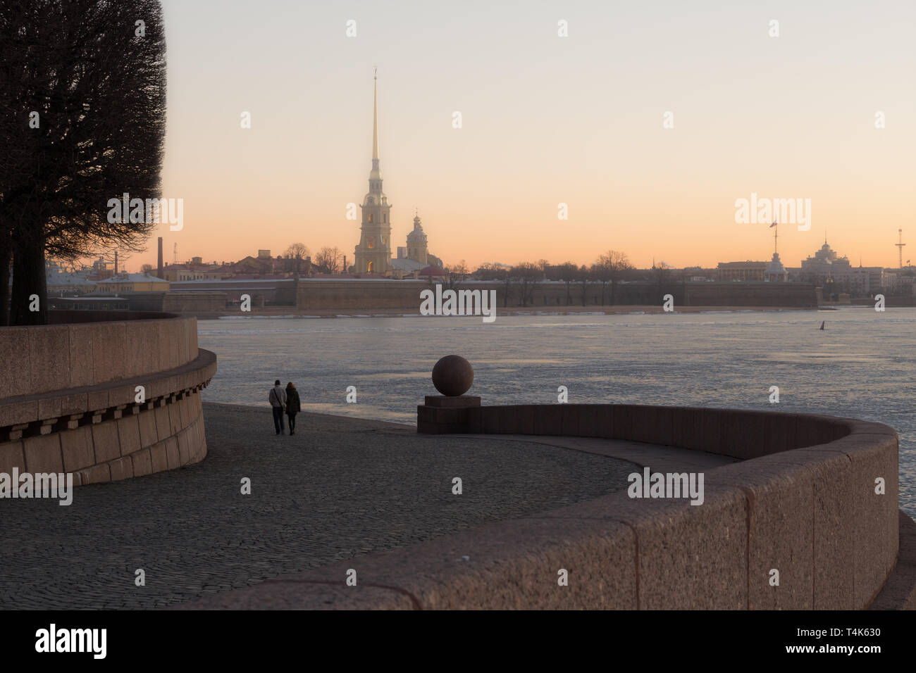 Couple rencontre un romantique aube le pointe de l'île Vassilievski à Saint-Pétersbourg, Russie Banque D'Images