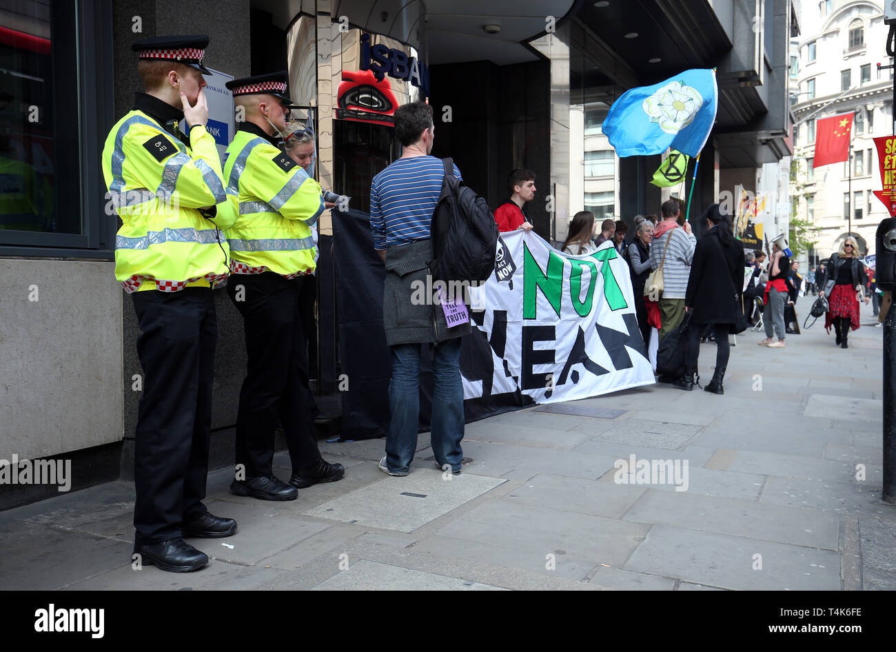 Les militants de l'environnement de Biofuelwatch organiser une protestation contre la famille biomasse, charbon et gaz à l'extérieur de l'énergie à l'aga de Drax Plc Grocers' Hall, Londres. Banque D'Images