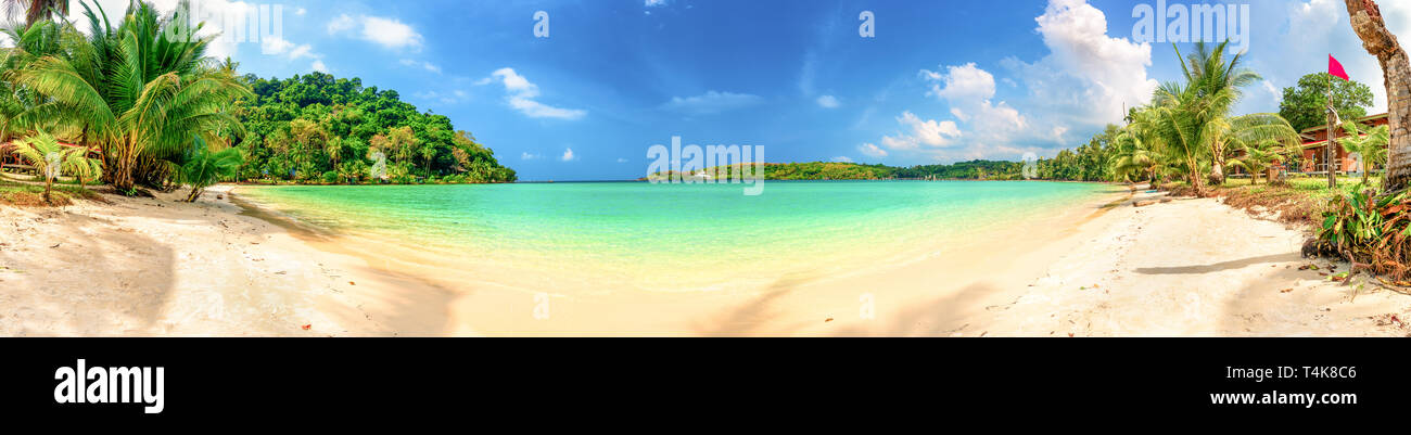 Paysage panoramique incroyable plage tropicale avec une mer cristalline de l'eau, des palmiers sur fond de paysage nature tropic Banque D'Images