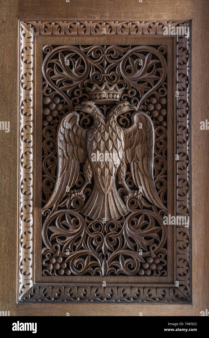 Aigle à deux têtes sculptées dans le bois Banque D'Images