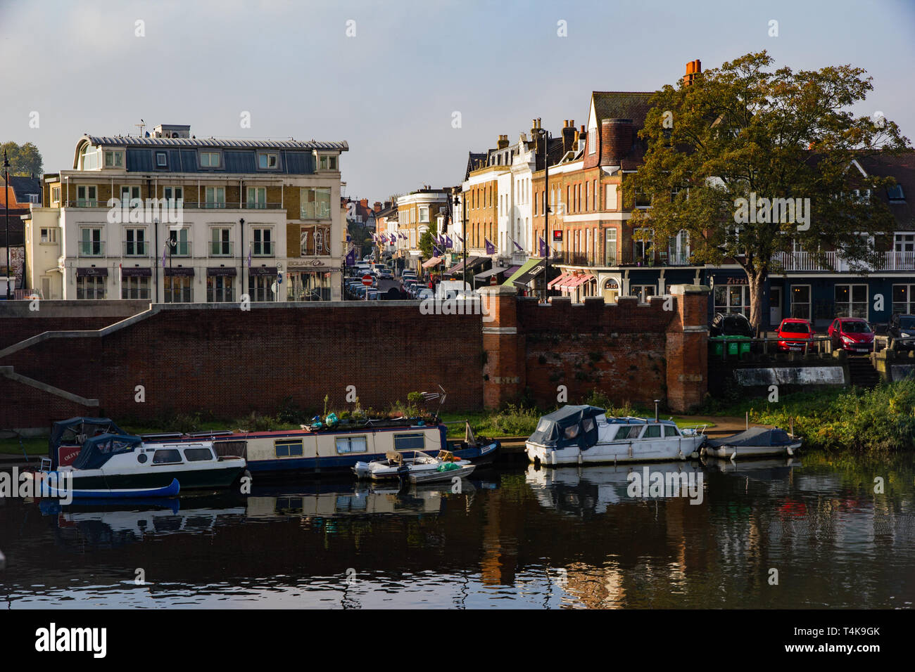 15 octobre 2018 - East Molesey, Angleterre. Vue depuis le pont de Hampton Court road Bridge road, avec ses restaurants, cafés pour la plupart indépendantes, et sho Banque D'Images