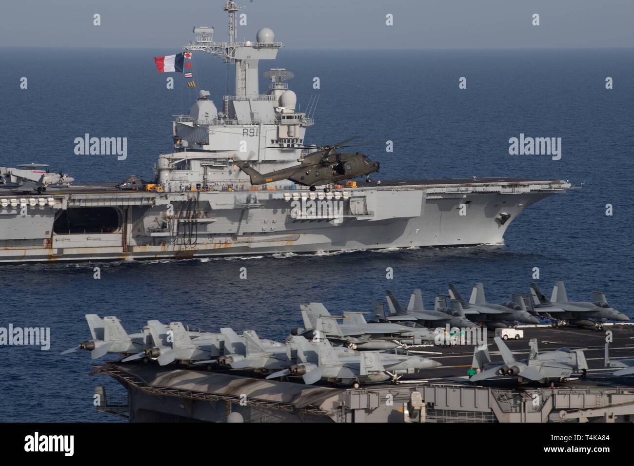 Le porte-avions de la Marine Nationale française FS Charles De Gaulle (R91), et le porte-avions USS JOHN C. STENNIS (CVN 74), sont en cours en formation dans la mer Rouge, le 15 avril 2019. Le John C. Stennis dans le groupe est déployé pour la 5e flotte américaine zone d'opérations à l'appui des opérations navales pour assurer la stabilité et la sécurité maritime dans la région Centrale, reliant la Méditerranée et le Pacifique à travers l'ouest de l'Océan indien et trois points d'étranglement stratégiques. (U.S. Photo par marine Spécialiste de la communication de masse Seaman Joshua L. Leonard) Banque D'Images