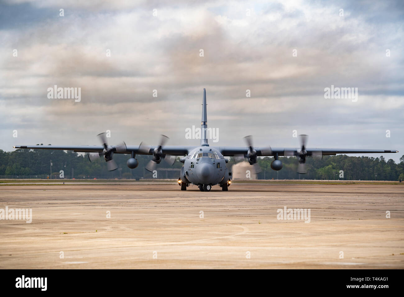 Une 130e Airlift Wing C-130H sur la piste des taxis dans le cadre du 8 avril 2019, arrondi au centre de formation de préparation au combat de Gulfport, Gulfport, Mississippi FLARE 130e offre aux membres la possibilité de perfectionner des compétences qui s'alignent avec les priorités de l'état de préparation à spectre complet des unités. (U.S. Photo de la Garde nationale aérienne Aviateur Senior Caleb Vance) Banque D'Images