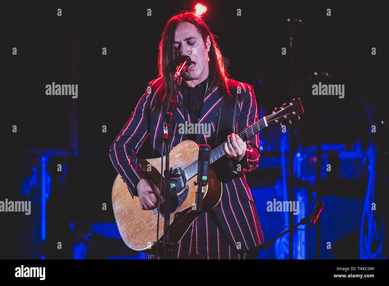 Manuel Agnelli, chanteur et fondateur de l'italien "punk rock Afterhours', d'effectuer en direct sur scène à Turin, au Teatro Colosseo Banque D'Images