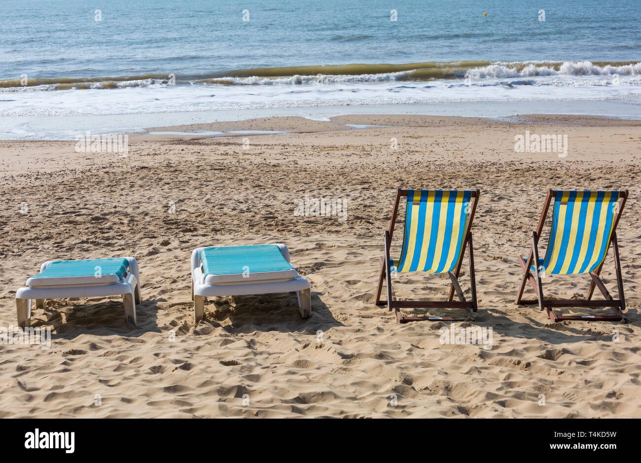 Deux chaises longues et transats vides prêts pour la location sur plage de Bournemouth, Dorset UK en Avril Banque D'Images