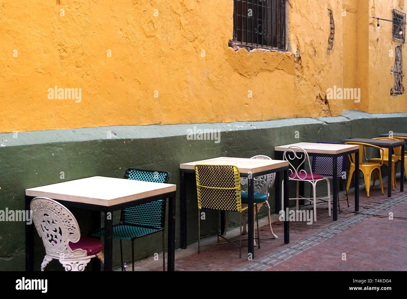 Tables et chaises vides à l'extérieur d'un Restaurant Banque D'Images