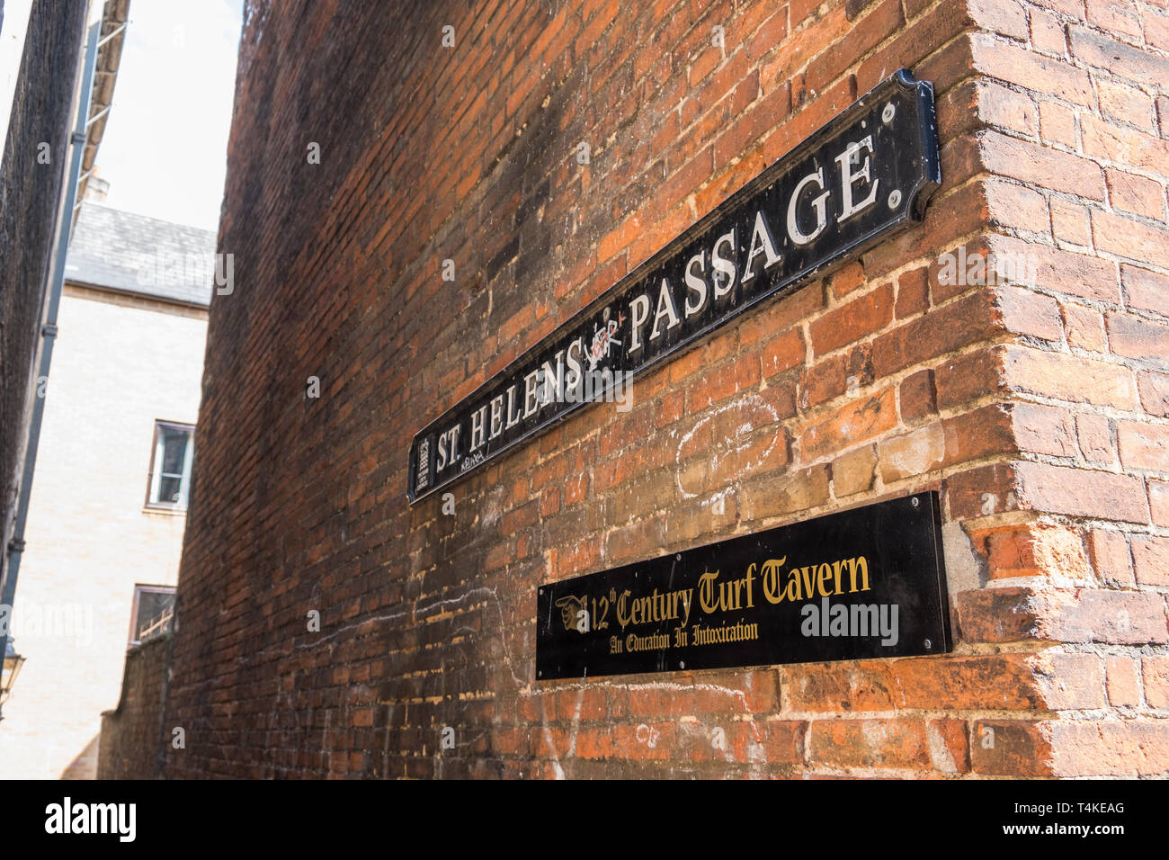 St Helen's Passage à Oxford qui conduit à la petite taverne pub Turf 13e siècle Banque D'Images