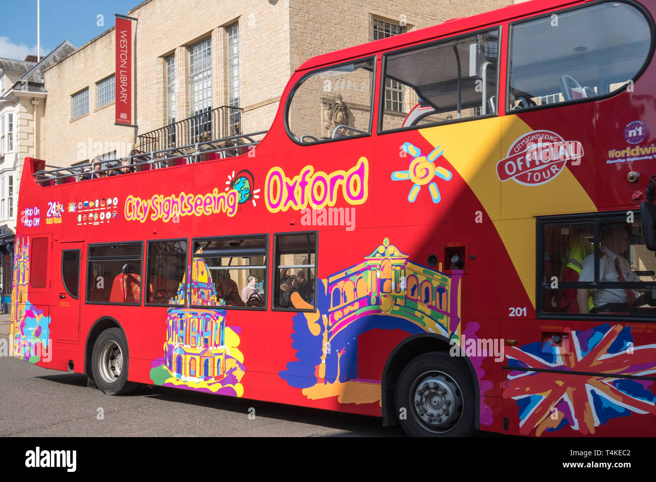 Visite guidée d'open top bus transportant les touristes à Oxford, UK Banque D'Images