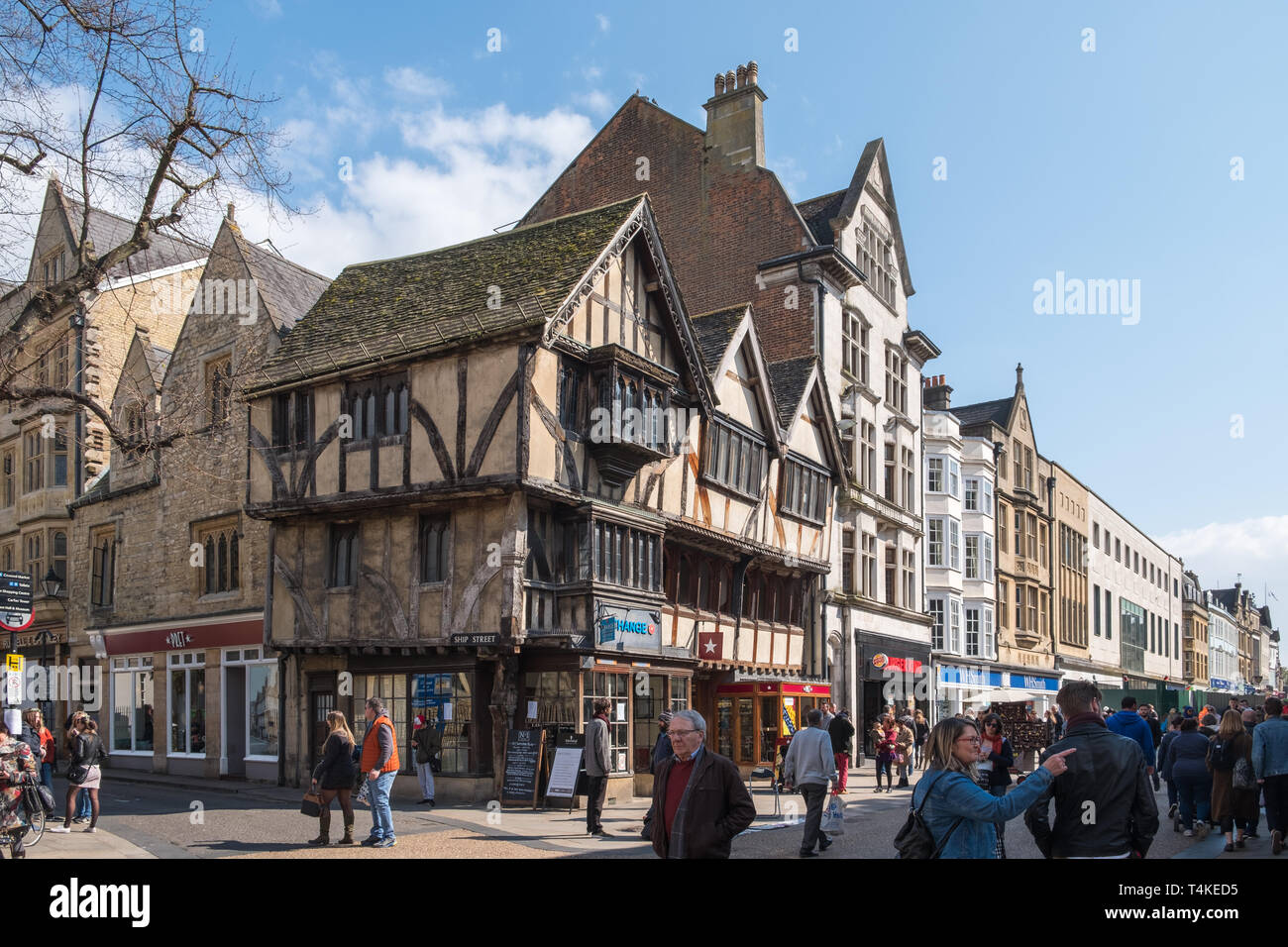 Les visiteurs et les touristes sur Cornmarket Street à l'angle de Ship Street à Oxford, UK Banque D'Images