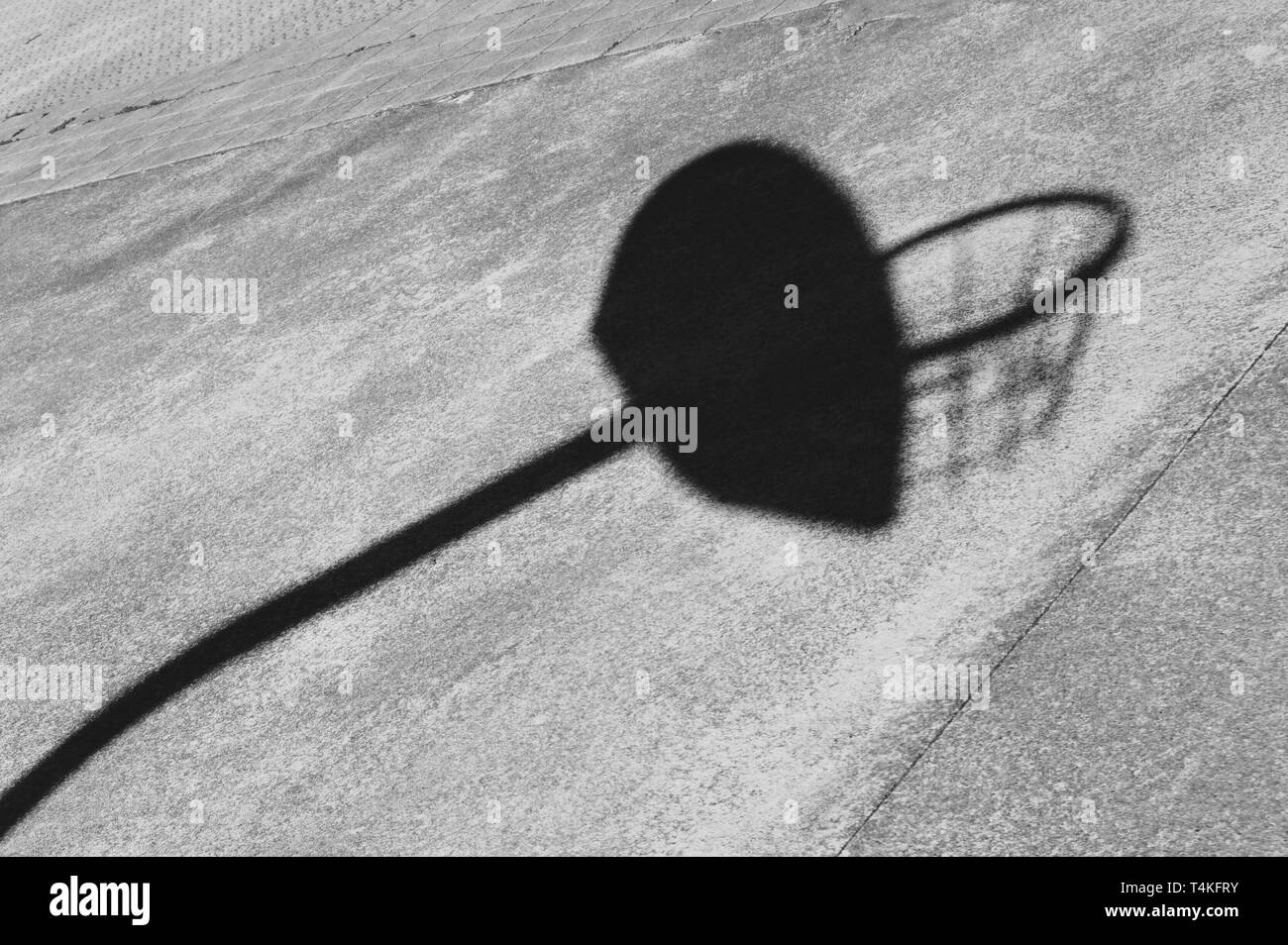 Panier de basket-ball ombre silhouette sur le terrain dans la cour Banque D'Images