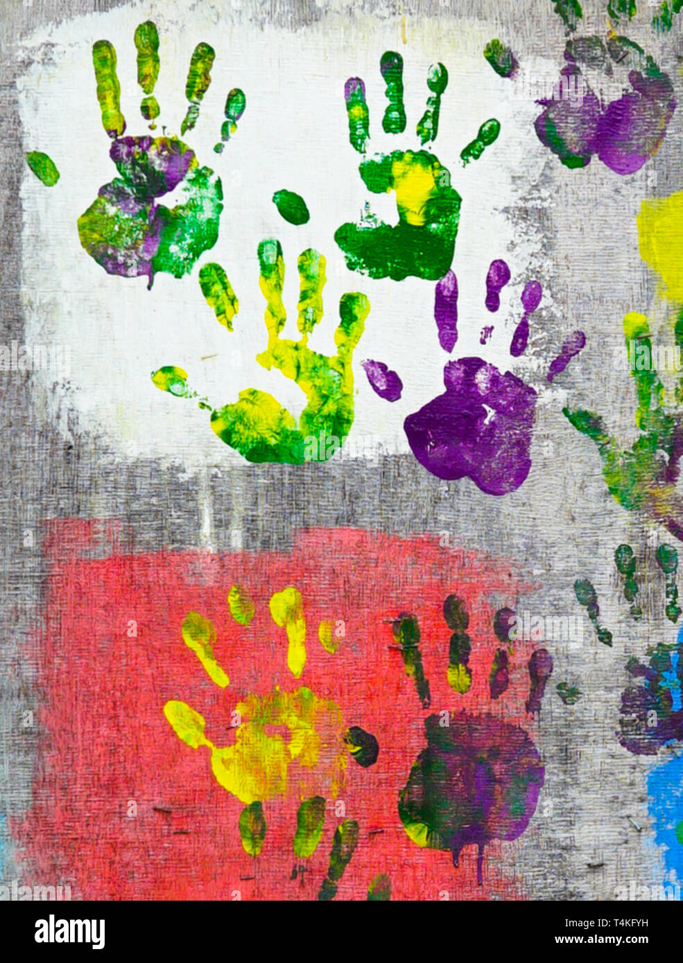 Belle main couleur imprime sur le mur Banque D'Images