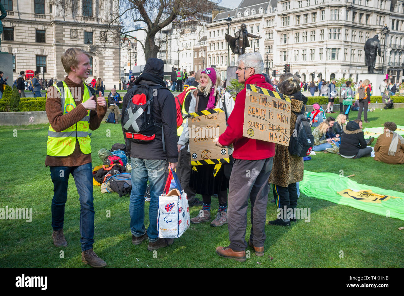 Les manifestants avec des bannières se rassemblent sur le Parlement de Westminster, vert pour la démonstration de la rébellion d'Extinction Banque D'Images