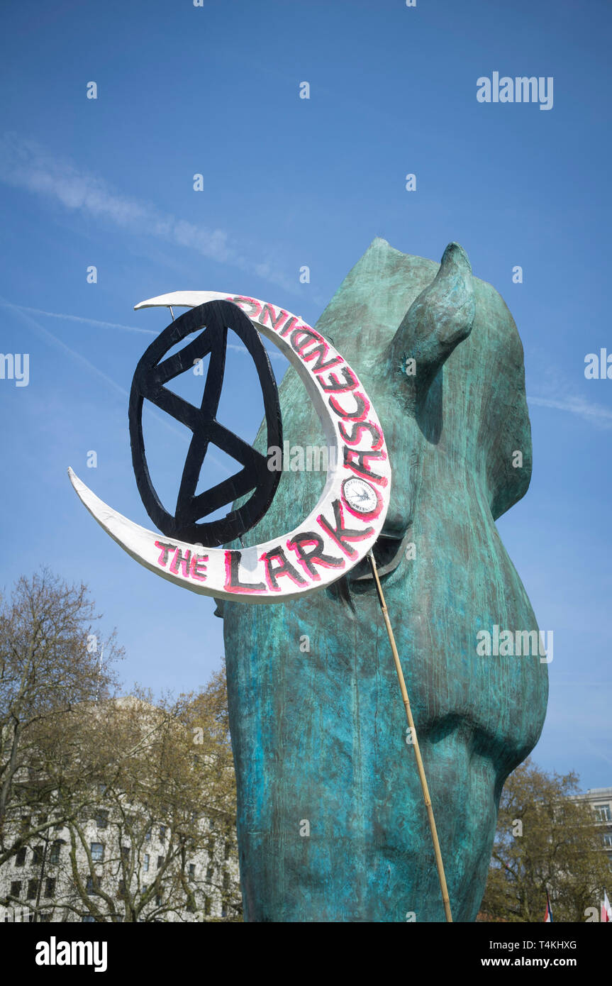 Une bannière en forme de croissant intitulée "The Lark Ascending" à la rébellion Extinction manifestation à Marble Arch contre un détail de Le Marwari Horse Banque D'Images