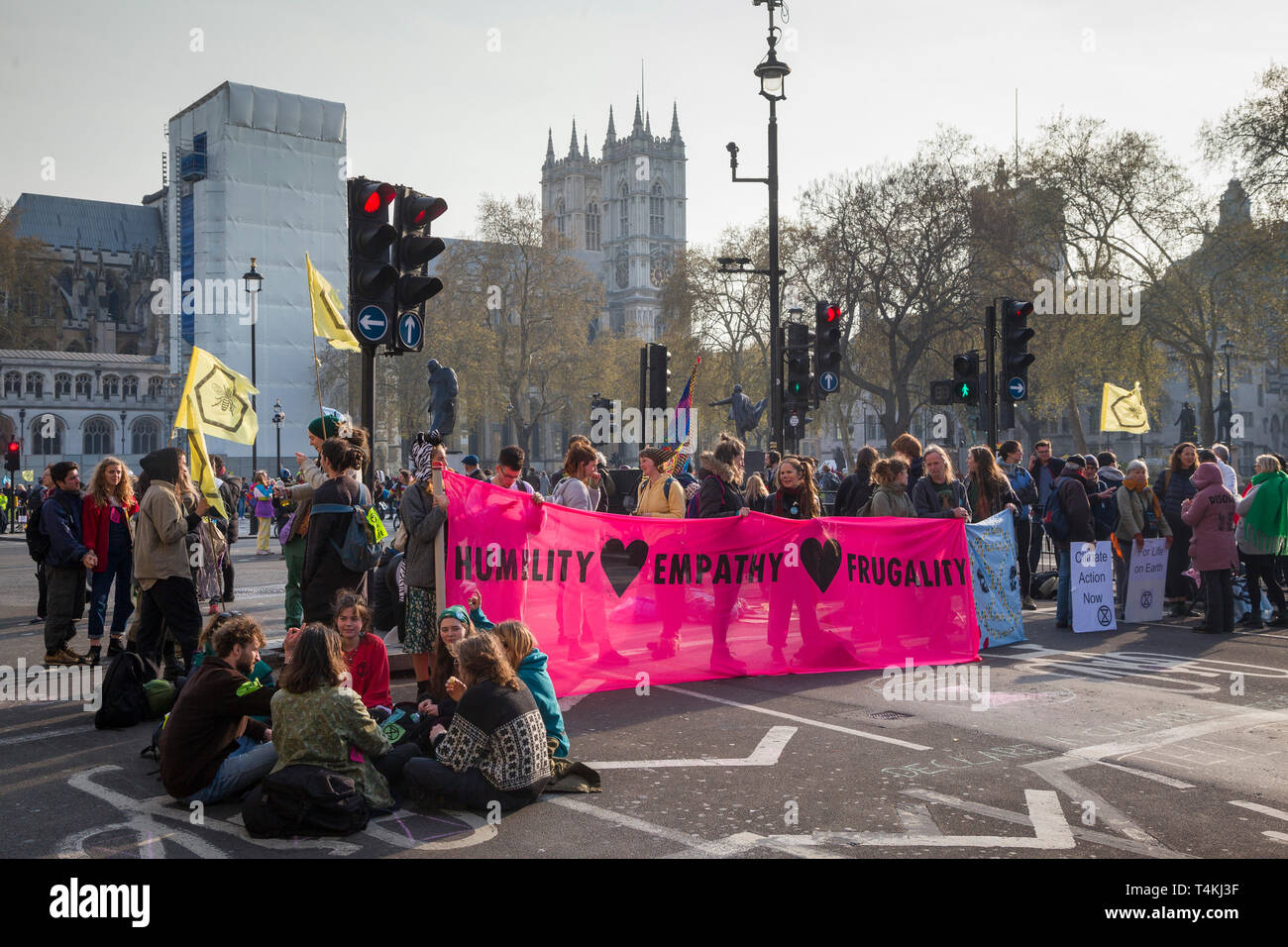 Les manifestants bloquer la route par la place du Parlement, Westminster pour la démonstration de la rébellion d'Extinction Banque D'Images