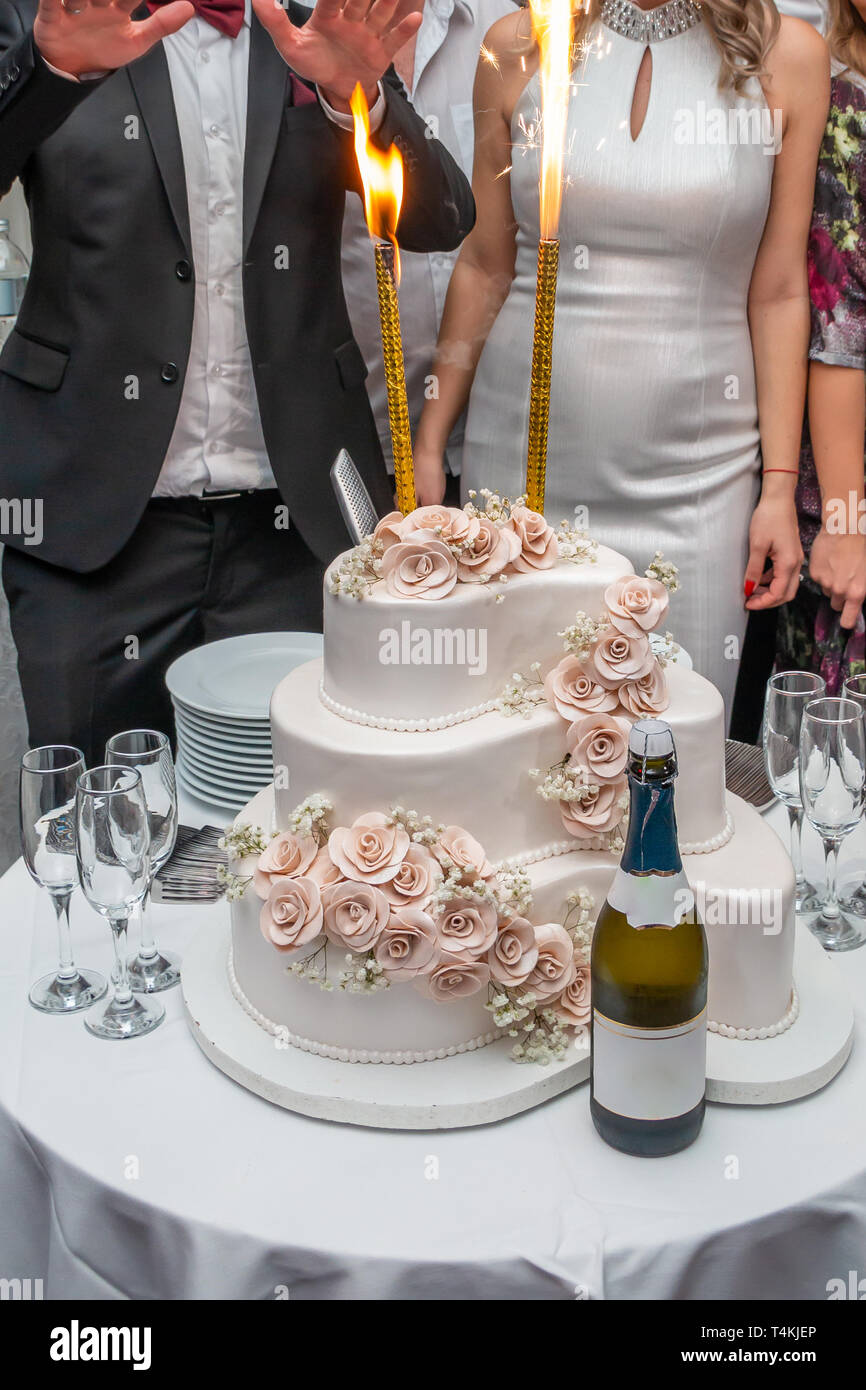 Trois Etages Gateau De Mariage Blanc Avec Cierges Et Champagne A Table Au Restaurant Pret Pour Jeunes Maries Photo Stock Alamy