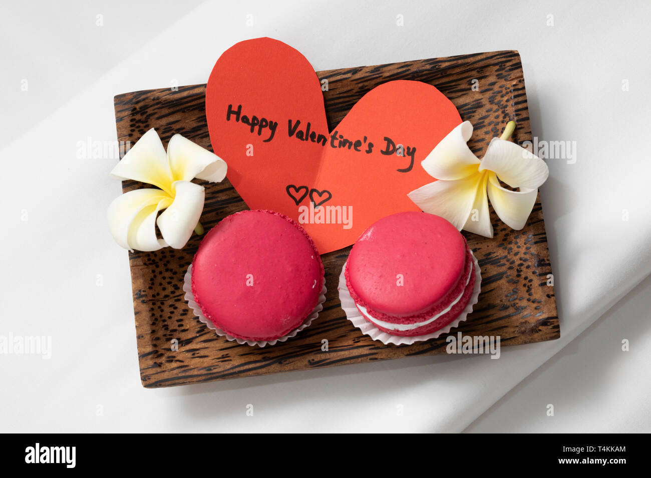 Macarons rouges pour la Saint-Valentin Banque D'Images