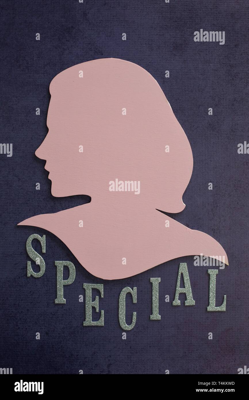 Découper la silhouette d'une femme de profil avec le mot 'spécial' en dessous. Banque D'Images