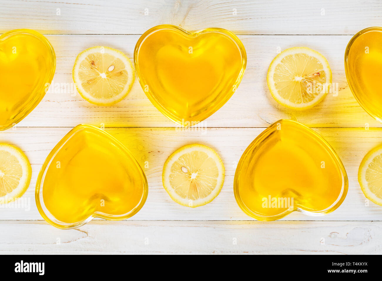 Lemon jelly jello jaune en forme de cœur en verre blanc sur fond de bois,  vue du dessus Photo Stock - Alamy