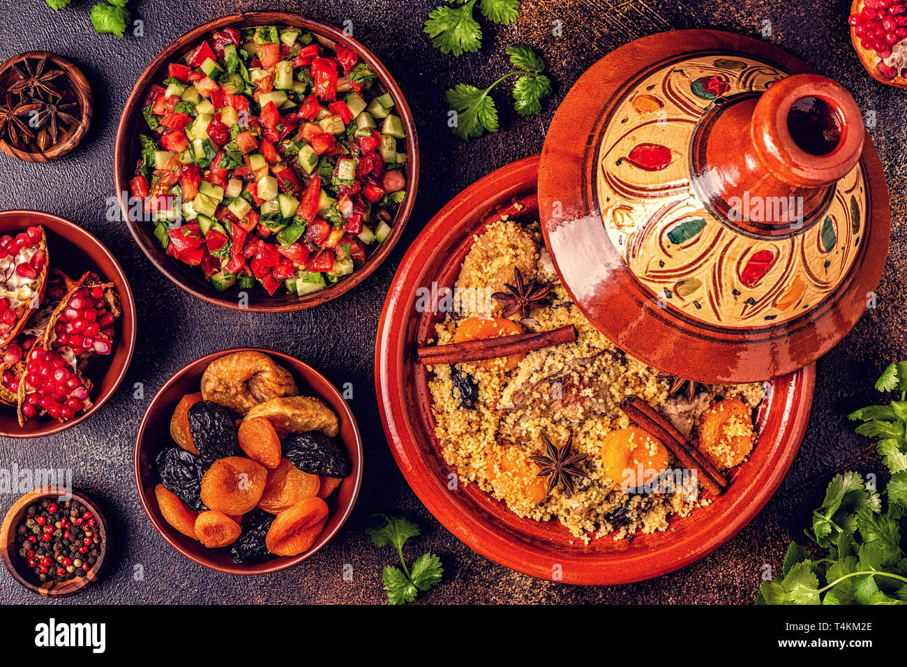 Cuisine marocaine tajine de poulet aux fruits secs et épices, vue du dessus. Banque D'Images