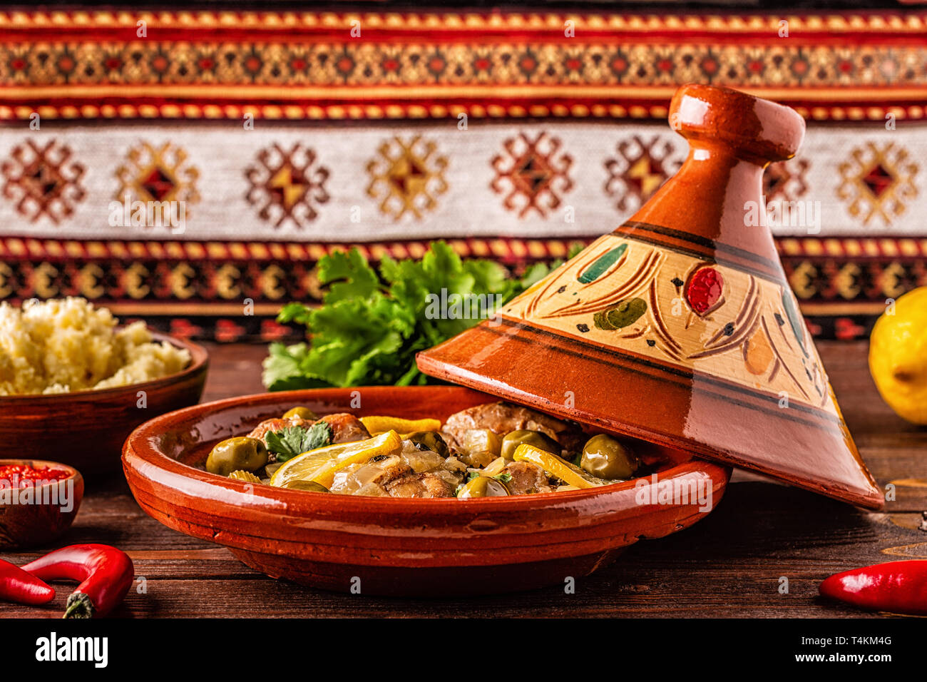 Cuisine Marocaine Tajine De Poulet Aux Olives Et Citrons Sale Selective Focus Photo Stock Alamy