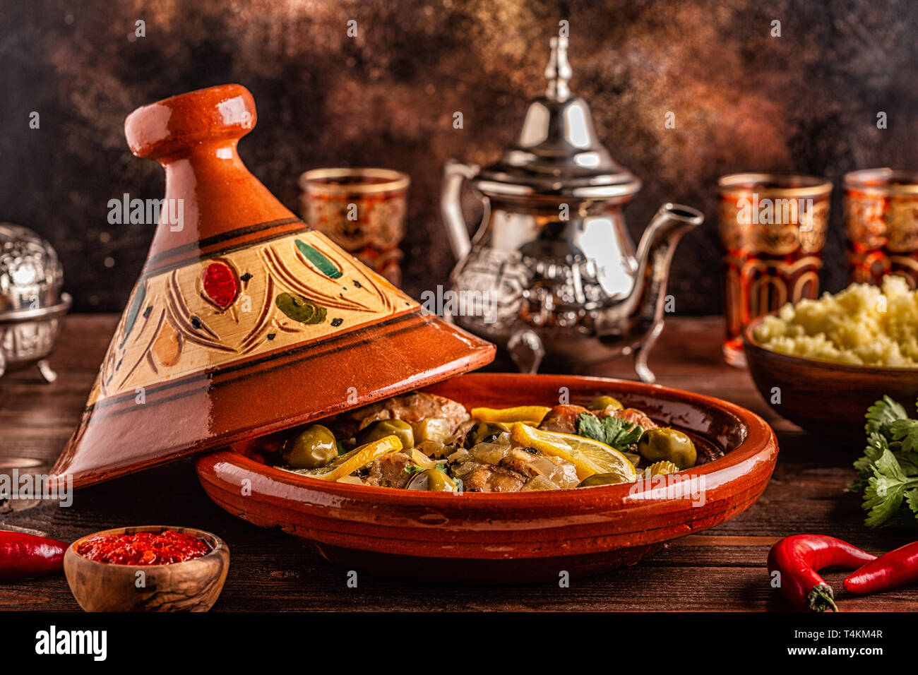 Cuisine marocaine tajine de poulet aux olives et citrons salé, selective focus. Banque D'Images