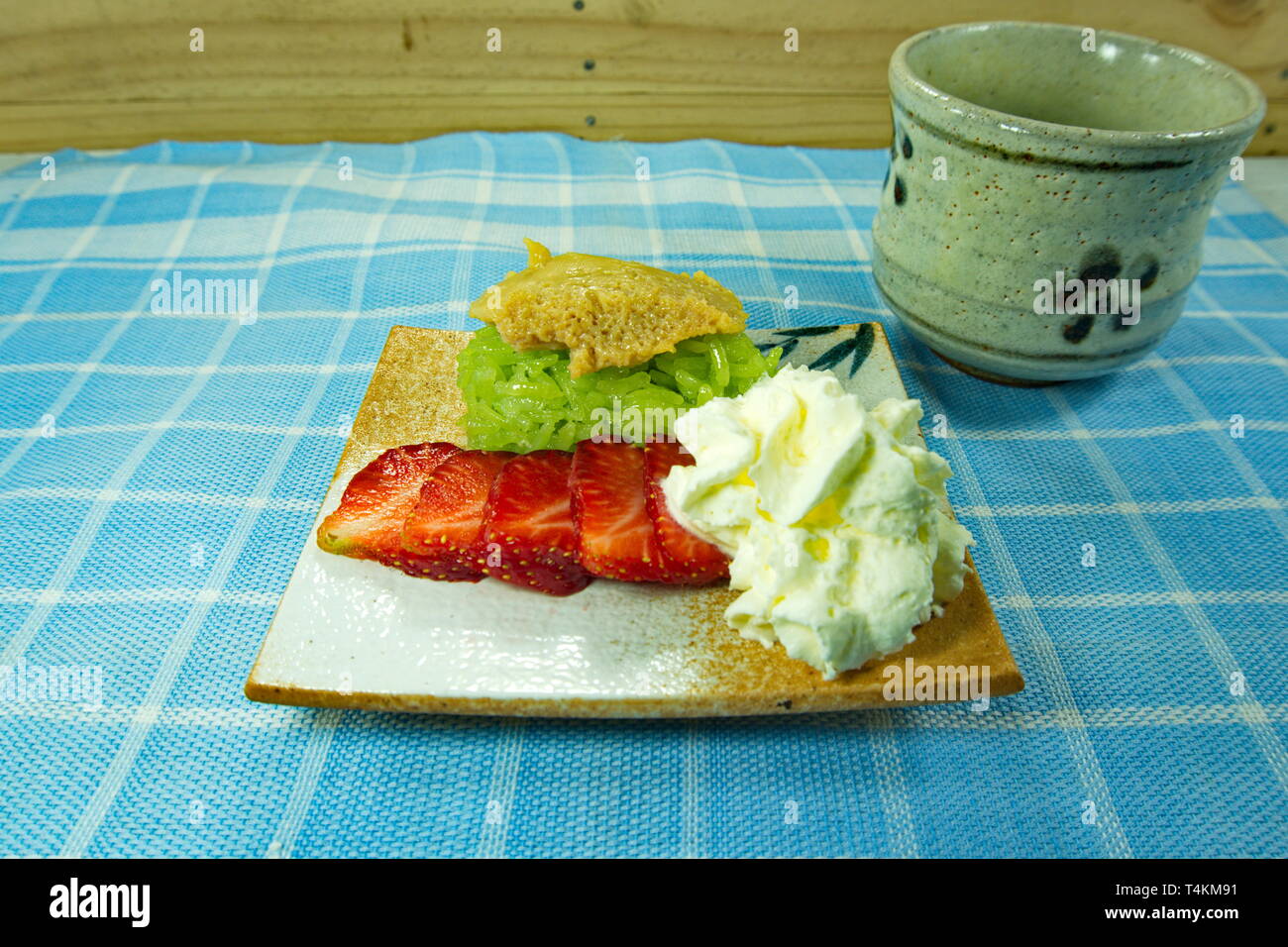 Le riz gluant Pandan flan thaï au lait de coco servi avec fraise et  fouetter la crème, dessert thai style alimentaire asiatique Photo Stock -  Alamy